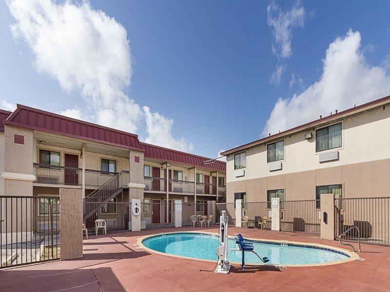 Super 8 By Wyndham New Braunfels I-35 Hotel Eksteriør billede