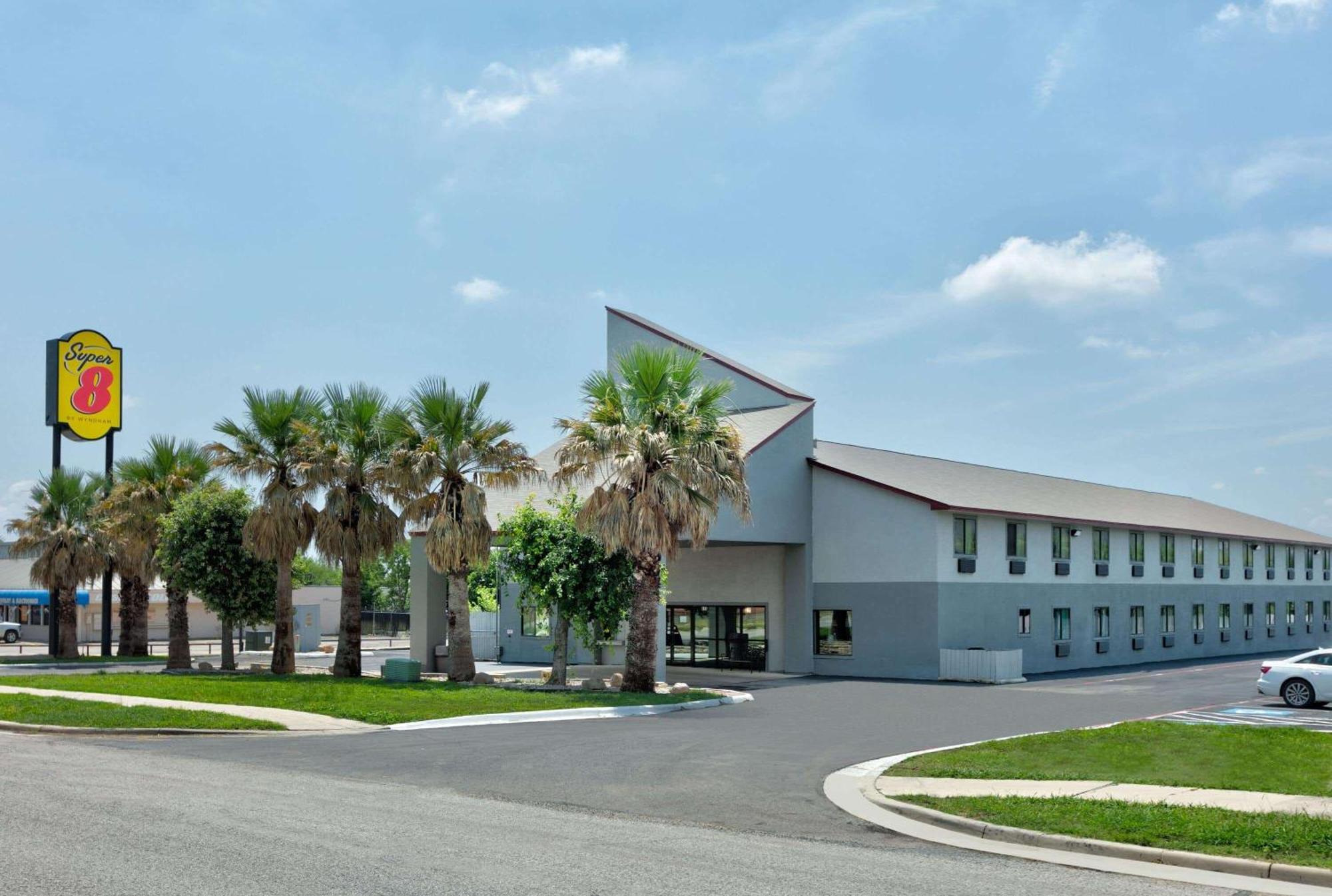 Super 8 By Wyndham New Braunfels I-35 Hotel Eksteriør billede